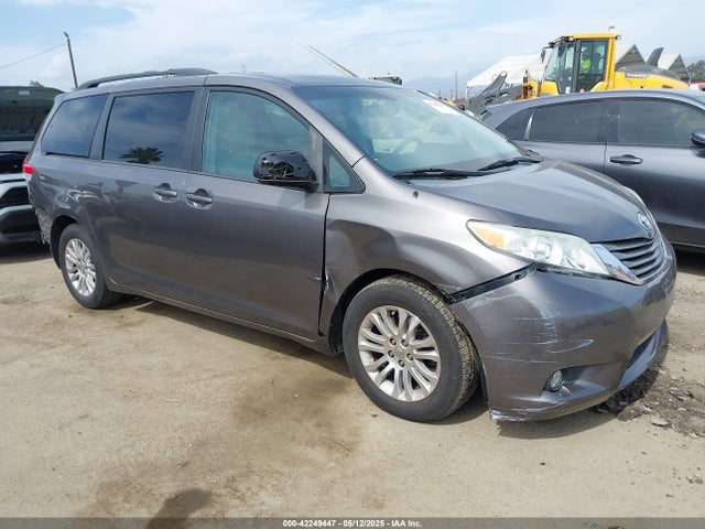 2013 TOYOTA SIENNA XLE V6 8 PASSENGER