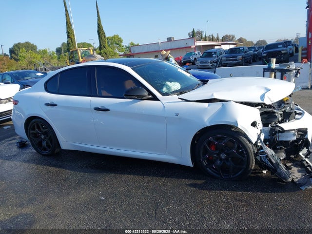 2022 ALFA Romeo GIULIA TI RWD — фото 14