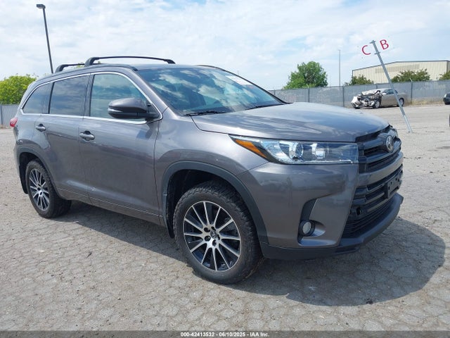 2017 TOYOTA HIGHLANDER SE