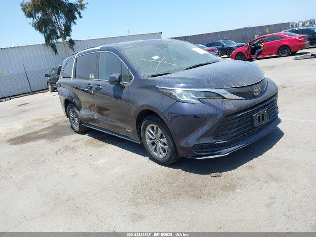 2021 TOYOTA SIENNA LE