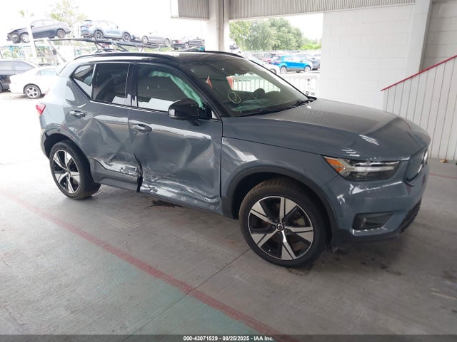 2021 VOLVO XC40 P8