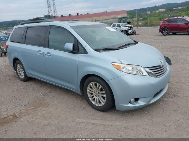 2016 TOYOTA SIENNA XLE 8 PASSENGER