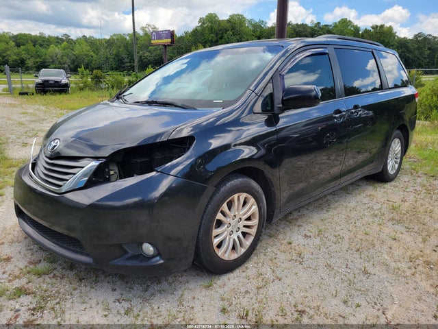 2013 TOYOTA SIENNA XLE