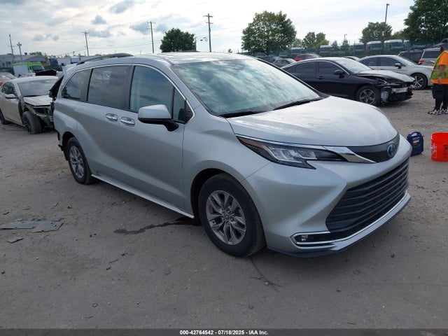 2022 TOYOTA SIENNA XLE