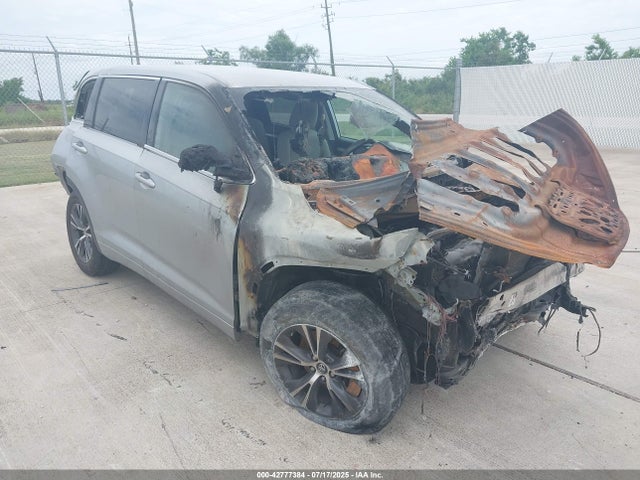 2018 TOYOTA HIGHLANDER LE