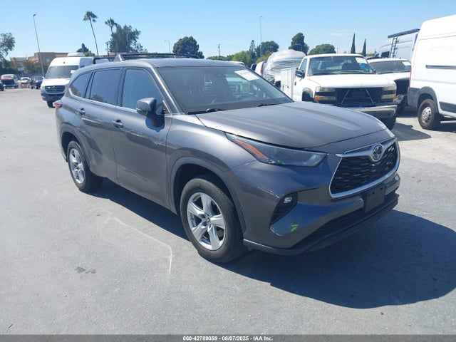 2022 TOYOTA HIGHLANDER LE