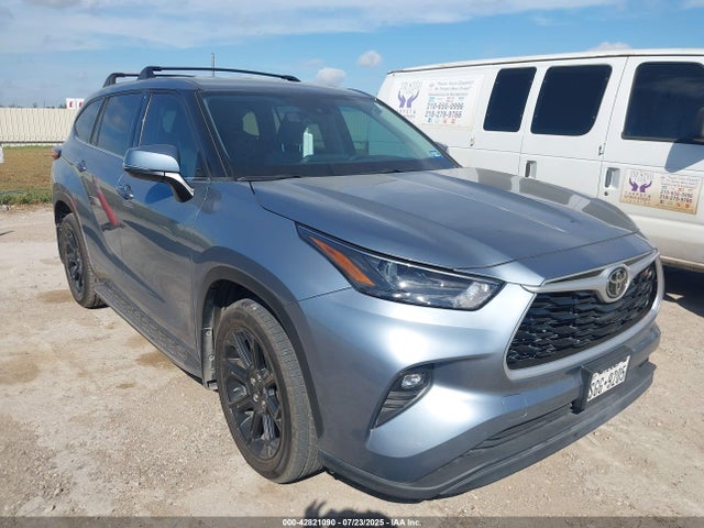 2022 TOYOTA HIGHLANDER LE