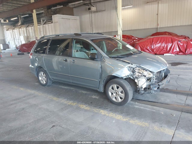 2004 TOYOTA SIENNA LE