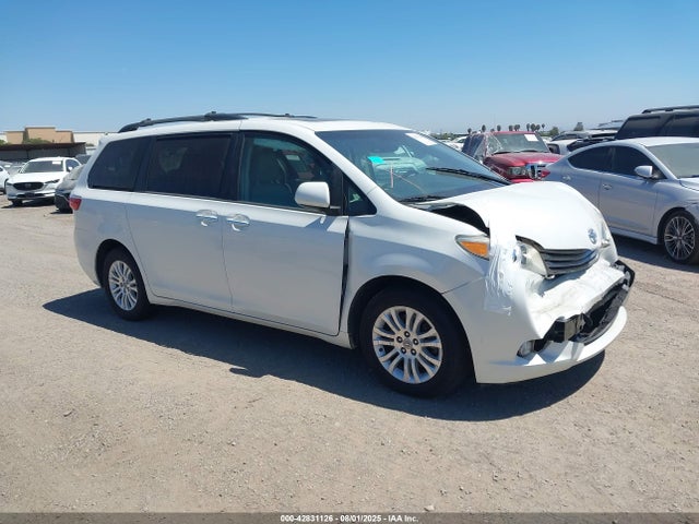 2017 TOYOTA SIENNA XLE 8 PASSENGER