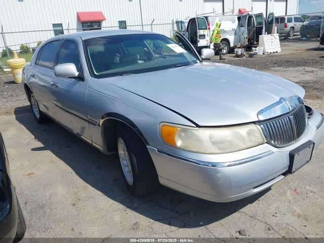 1999 LINCOLN TOWN CAR EXECUTIVE