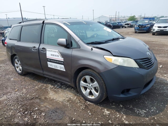 2011 TOYOTA SIENNA LE V6