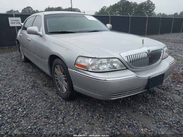 2010 LINCOLN TOWN CAR SIGNATURE LIMITED