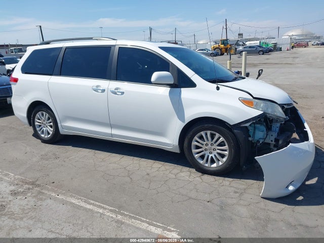 2014 TOYOTA SIENNA XLE V6 8 PASSENGER