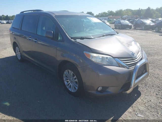 2014 TOYOTA SIENNA XLE V6 8 PASSENGER