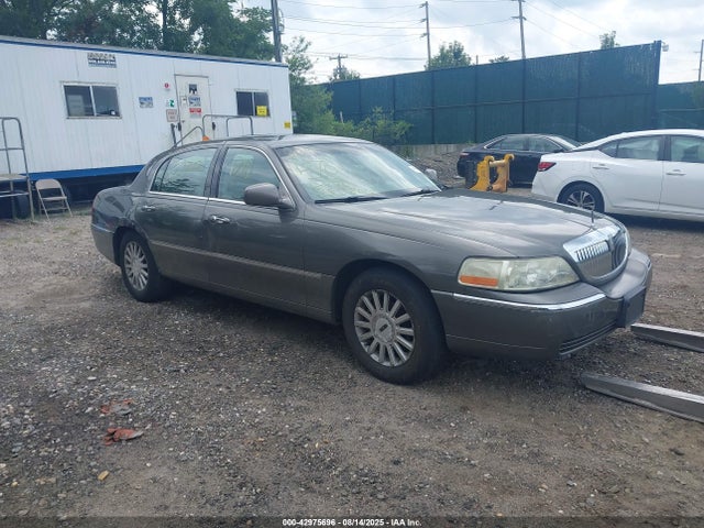2004 LINCOLN TOWN CAR SIGNATURE