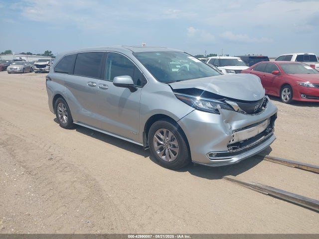 2021 TOYOTA SIENNA XLE