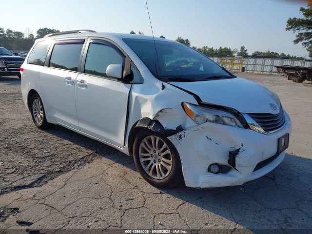 2014 TOYOTA SIENNA XLE V6 8 PASSENGER