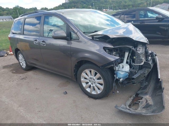 2015 TOYOTA SIENNA XLE 7 PASSENGER