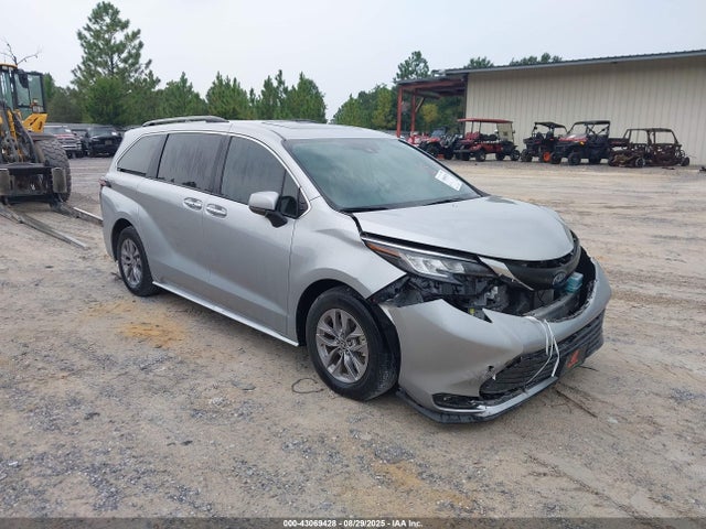 2022 TOYOTA SIENNA XLE