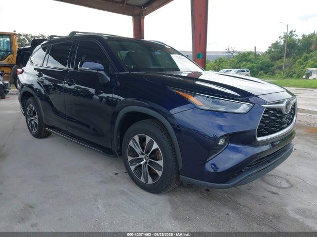 2022 TOYOTA HIGHLANDER XLE