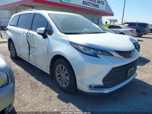 2022 TOYOTA SIENNA XLE