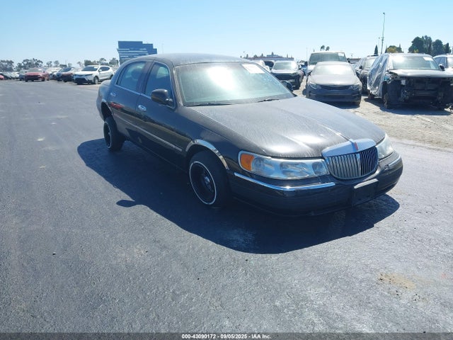 2001 LINCOLN TOWN CAR EXECUTIVE