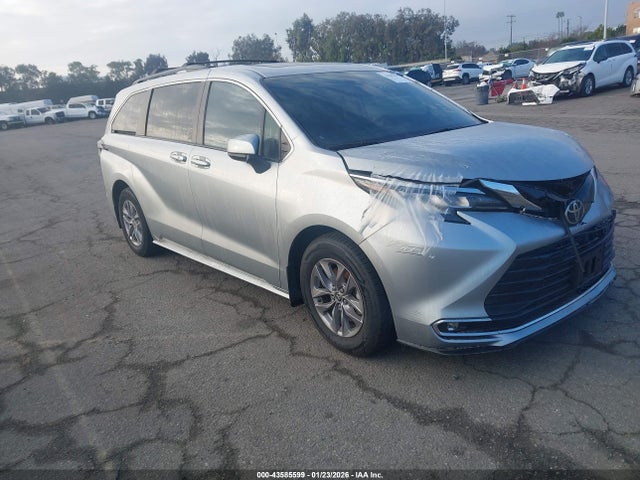 2023 TOYOTA SIENNA XLE