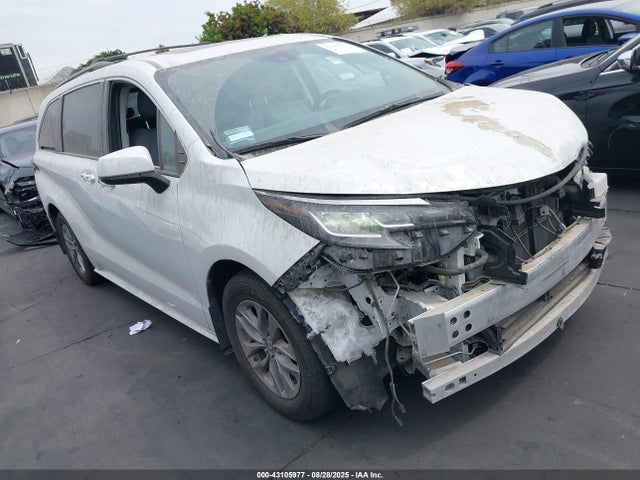 2022 TOYOTA SIENNA XLE