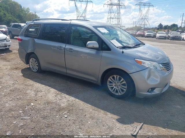 2014 TOYOTA SIENNA XLE V6 8 PASSENGER