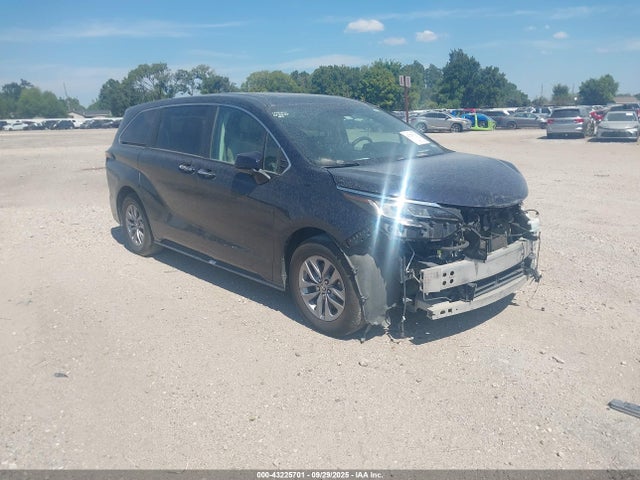 2023 TOYOTA SIENNA XLE