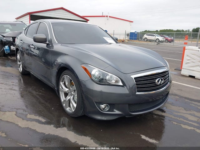 2011 INFINITI M56 