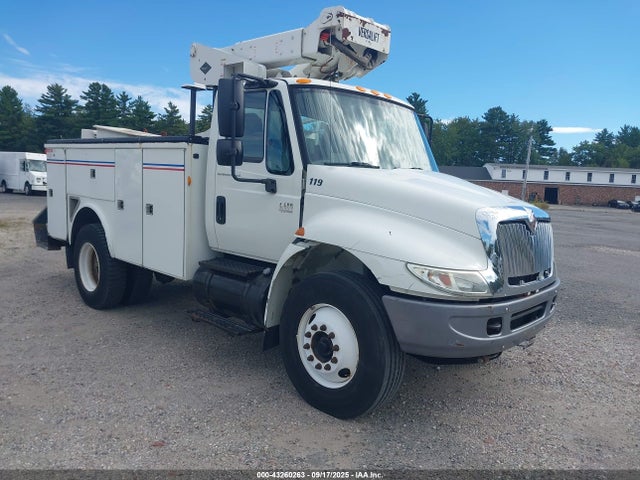 2005 INTERNATIONAL 4000 4400