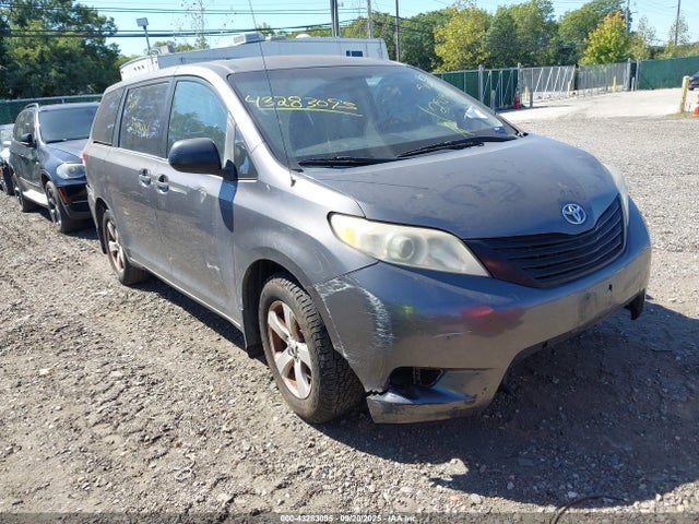 2011 TOYOTA SIENNA 