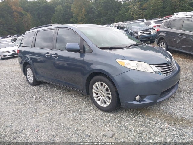 2017 TOYOTA SIENNA XLE 8 PASSENGER