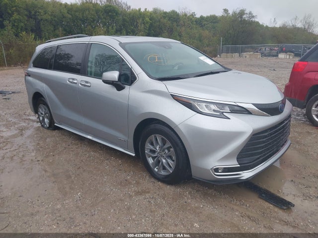 2021 TOYOTA SIENNA XLE