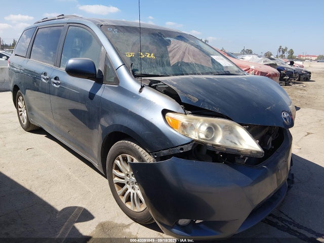 2013 TOYOTA SIENNA XLE V6 8 PASSENGER