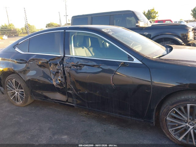 صورة مصغرة 13 لـ 2023 Lexus ES 300H