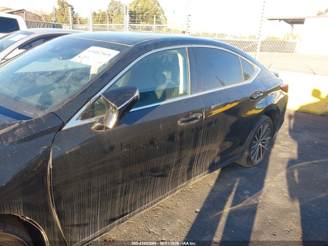صورة مصغرة 14 لـ 2023 Lexus ES 300H