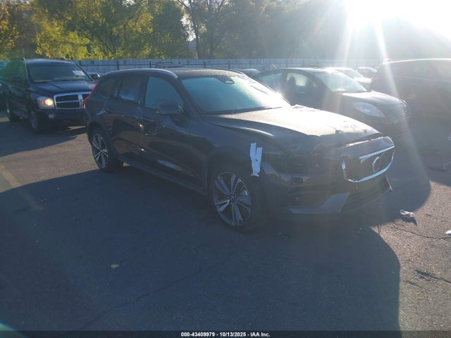 2025 VOLVO V60 B5 PLUS