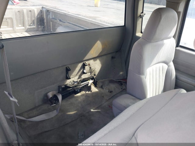 CHEVROLET S-10 LS - 8