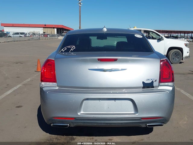 صورة 17 لـ 2015 Chrysler 300 300S