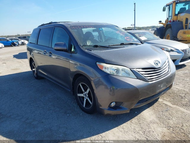 2011 TOYOTA SIENNA SE