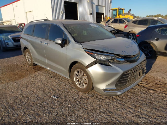 2022 TOYOTA SIENNA XLE