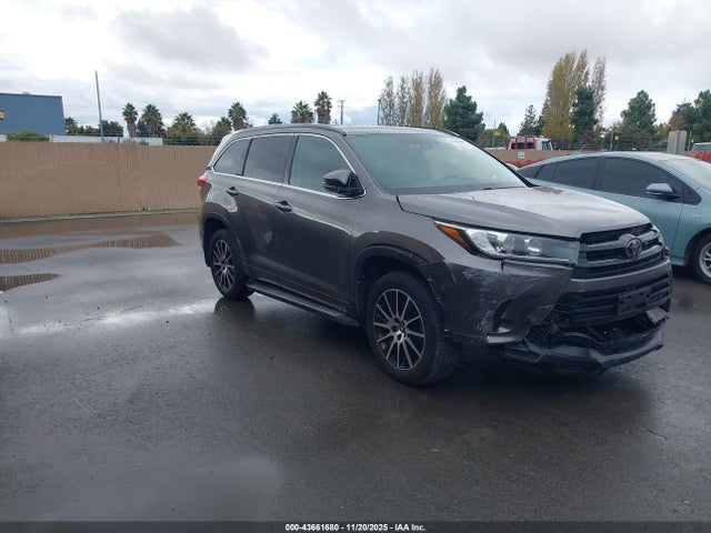 2018 TOYOTA HIGHLANDER SE