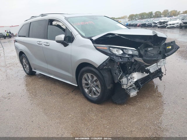 2025 TOYOTA SIENNA XLE/XLE 8 PASSENGER