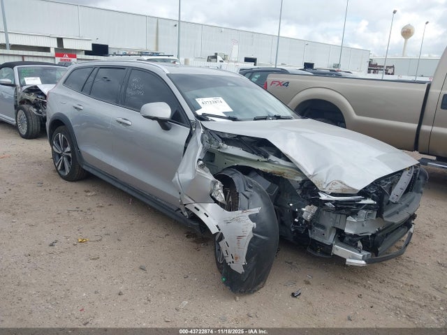 2025 VOLVO V60 B5 PLUS