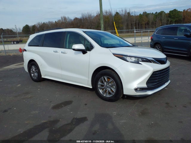 2022 TOYOTA SIENNA XLE