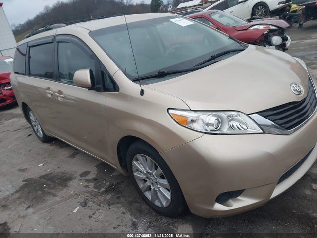 2011 TOYOTA SIENNA LE