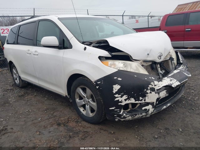 2011 TOYOTA SIENNA LE V6