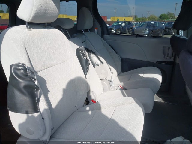 2020 TOYOTA SIENNA LE